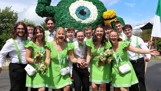 Der Engerser Kirmesjahrgang 2005/2006 mit der selbst gebastelten Krone, 
Kirmespaar Johanna Potthast und Lewin Rudek sind in der