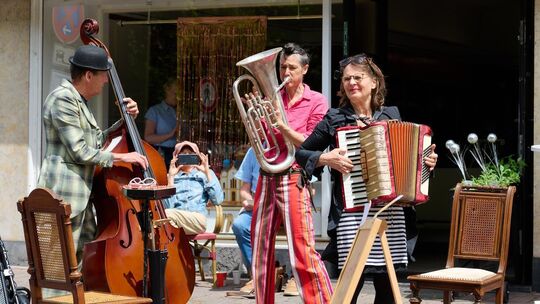 Für einen Hauch von Straßenfest-Atmosphäre sorgte unter anderem die Formation Poetry tanzt Tango in der Römerstraße.