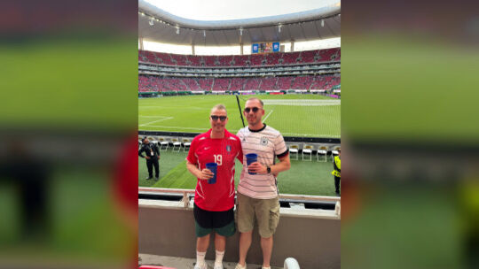 Christian Hartmann (links) und Tobias Kundermann waren vor dem Spiel schon nah dran am Platz. Später ging es aber deutlich weite