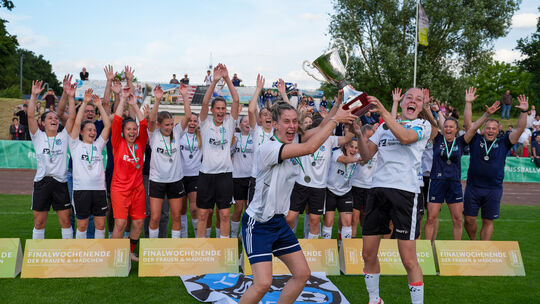 Da ist der Pokal: Überschwänglich feierte der TuS Issel in Andernach den Sieg gegen Titelverteidiger 1. FFC Montabaur.