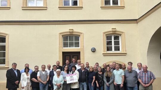 In Kirn hält man zusammen: Der Stadtrat mit dem offiziellen Plakat für die Erhaltung des Kirner Krankenhauses.