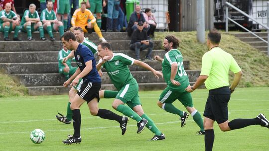 Alle auf den ballführenden Spieler des TuS Pfaffen-Schwabenheim (blaues Trikot): Gleich drei Akteure der SG Guldental verfolgen