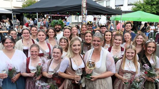 Sie brachten Wein und gute Laune mit: die Weinmajestäten und ihre Begleiter. Sie brachten Wein und gute Laune mit: die Weinmajestäten und ihre Begleiter.