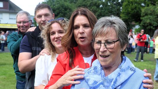 Ein ganzes Dorf feiert den Lotteriegewinn - und Olympiasiegerin Katarina Witt (2. von rechts) ist bei der Polonaise mittendrin.