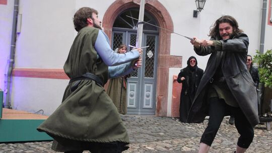 Mehrere Fechtkampfszenen (hier mit Michael Hafner als Robin Hood und Simon Fleischhacker als John Little) sorgen zusätzlich für
