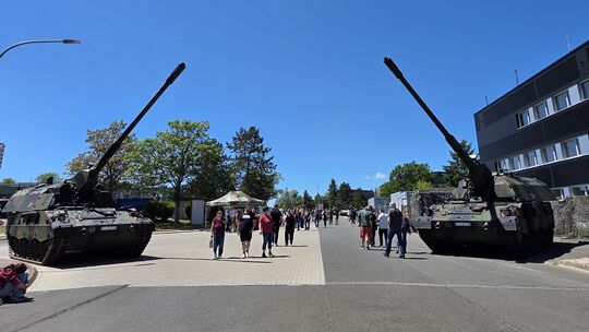 Militärgeräte und die neueste Technik konnten die Besucher beim Tag der Garnison erleben. Die Mensche aus der Region strömten in Militärgeräte und die neueste Technik konnten die Besucher beim Tag der Garnison erleben. Die Mensche aus der Region strömten in