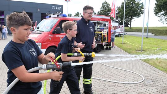 Wer kann da schon widerstehen? Die Kids beweisen Spaß mit der Spritze.