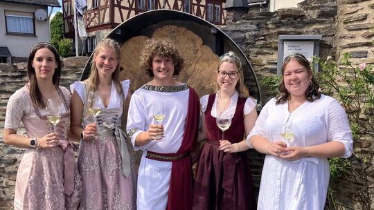 Die gastgebenden Weinmajestäten aus Kaisersesch (links) und Ernst (mitte) sowie Moselweinprinzessin Annalena (rechts) konnten si Die gastgebenden Weinmajestäten aus Kaisersesch (links) und Ernst (mitte) sowie Moselweinprinzessin Annalena (rechts) konnten si