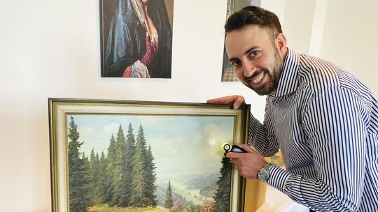 Charles Bamberger, hier bei der Betrachtung eines Gemäldes, war der Experte bei der Kunstsprechstunde in Hachenburg.