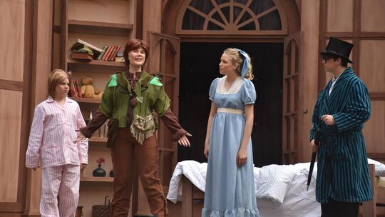 Rückblende: Peter Pan lädt die Kinder von Mrs. Darling ein, ihm nach Nimmerland zu folgen.