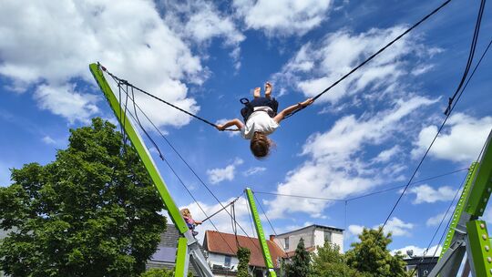 Hoch hinaus ging es für Kinder auf den großen Trampolins.