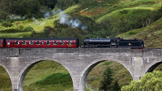 Das Glenfinnan Viaduct in Schottland ist ein beliebts Ziel für Touristen - vor allem für die Fans von Harry Potter.