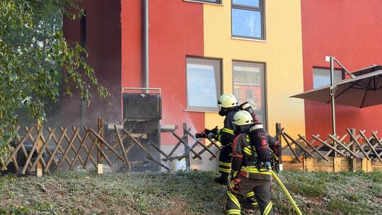 Die Feuerwehr musste einen brennenden Gasgrill in Neubrücke löschen. Die Feuerwehr musste einen brennenden Gasgrill in Neubrücke löschen.