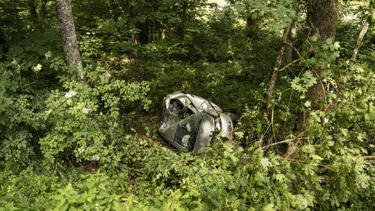 Ein tragisches Unglück: Das schwer beschädigtes Fahrzeug wurde zur Todesfalle für den Fahrer.