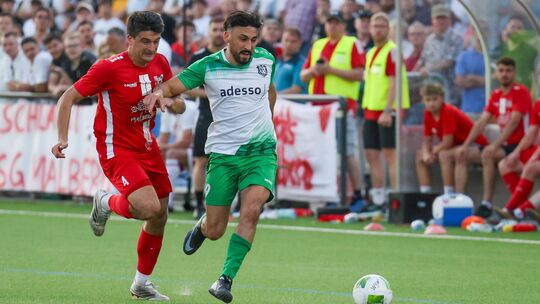 Im Entscheidungsspiel um Platz eins in der Bezirksliga Ost gegen die SG Malberg (links Arthur Becker) war Temel Uzun (rechts) no Im Entscheidungsspiel um Platz eins in der Bezirksliga Ost gegen die SG Malberg (links Arthur Becker) war Temel Uzun (rechts) no