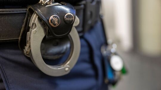 Jugendliche wegen mutmaßlicher Vergewaltigung verhaftet Jugendliche wegen mutmaßlicher Vergewaltigung verhaftet