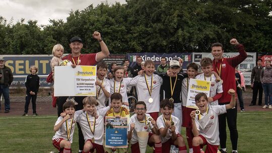 Jubelpose: Die E-Junioren des TSV Hargesheim freuen sich über den Gewinn des Kreispokals. Mit von der Partie waren Roan Rexhepi,