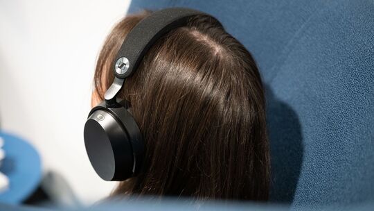 Eine Frau trägt die Kopfhörer Sennheiser Momentum 5 Eine Frau trägt die Kopfhörer Sennheiser Momentum 5