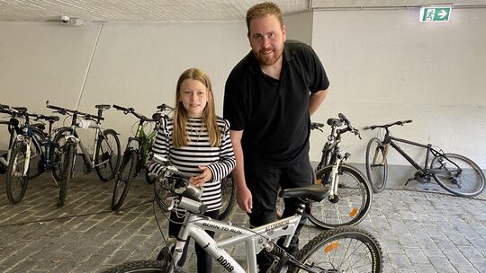Lucy und ihr Papa Marco Dwarschak aus Saffig erhielten bei der Fundsachenversteigerung in Andernach den Zuschlag für ein Jugendf Lucy und ihr Papa Marco Dwarschak aus Saffig erhielten bei der Fundsachenversteigerung in Andernach den Zuschlag für ein Jugendf