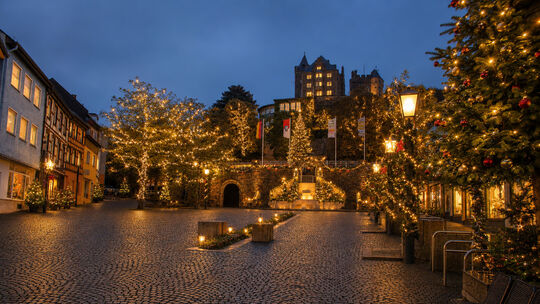 Auf dem Bürgermeister-Neff-Platz soll unterhalb der Burg Klopp ein Weihnachtsmarkt stattfinden.