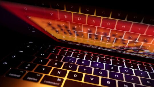 Tastatur eines Laptops spiegelt sich auf dem Display