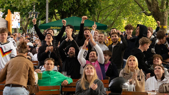 Public Viewing im Biergarten am Deutschen Eck: Viele Menschen genießen es, gemeinsam Fußball zu schauen und den Sieg gegen Curac