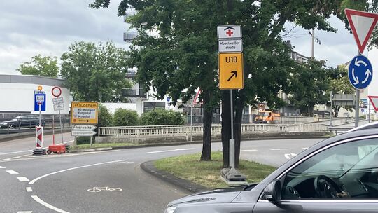 Im Saarkreisel steht nun ein Schild mit dem Piktogramm fürs Krankenhaus. Die Straßenverkehrsbehörde reagiert auf die Kritik, das