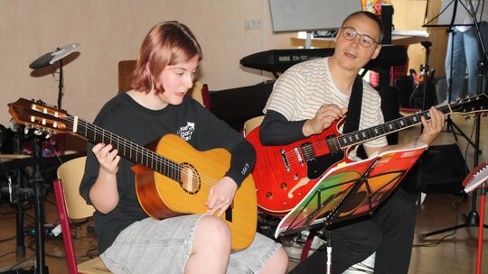Isabella Möntenich (links) und Johanna Jax überzeugten am Tag der offenen Tür der Kreismusikschule die Zuhörer mit ihrem Gitarre Isabella Möntenich (links) und Johanna Jax überzeugten am Tag der offenen Tür der Kreismusikschule die Zuhörer mit ihrem Gitarre