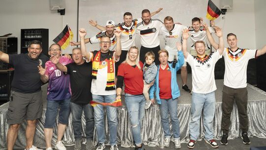 Public Viewing bei der IKG: Die Stimmung war angesichts des hohen Sieges natürlich bestens.