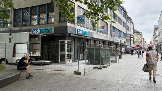 Das Backwerk am Löhrrondell/Ecke Löhrstraße ist von einem Bauzaun umstellt. Das Backwerk am Löhrrondell/Ecke Löhrstraße ist von einem Bauzaun umstellt.