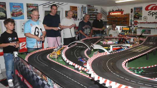 Diese Männer haben sich ein Rennen auf der privaten Bahn bei Sven Groschupp in Kretz geliefert. Mit dabei Rennleiter Tom Kappes