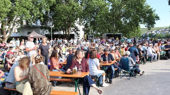 Völlig entspannt lauschte das Publikum im weiten Rund am Rhein-Nahe-Eck den Konzerten.