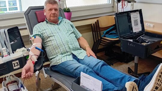Franz-Josef Ewens aus Vettelschoß bei seiner 200. Blutspende Anfang Juni in Linz. Der heute 64-Jährige ist seit seinem 18. Leben