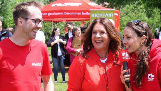 Die Moderatoren Julia Krüger und Felix Uhlig mit Kati Witt