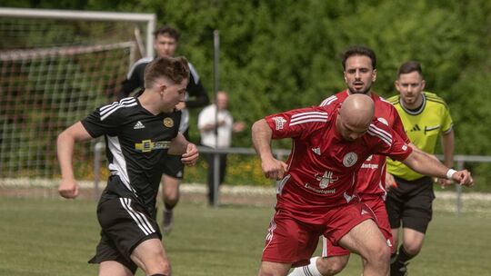 Schaut beim Spitzenspiel der A-Klasse in Simmertal ganz genau hin: Schiedsrichter Felix Reiser (rechts), der in der Bad Kreuznac