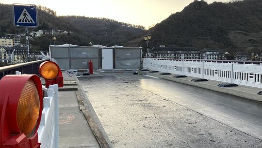 Erst 2025 wurde der Asphalt auf der alten Cochemer Moselbrücke im Rahmen einer allgemeinen Instandsetzung erneuert. Nun muss das Erst 2025 wurde der Asphalt auf der alten Cochemer Moselbrücke im Rahmen einer allgemeinen Instandsetzung erneuert. Nun muss das