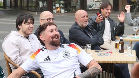 Fans vor der American Sportsbar in Neuwied