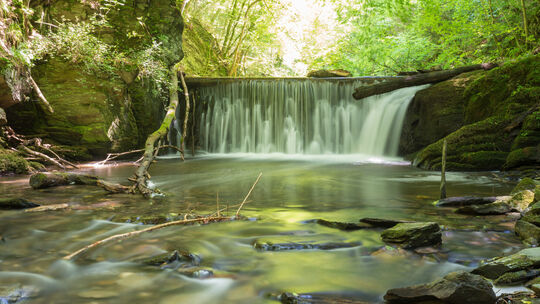 Dieser rauschende Wasserfall liegt an der Traumschleife Baybachklamm im Rhein-Hunsrück-Kreis.