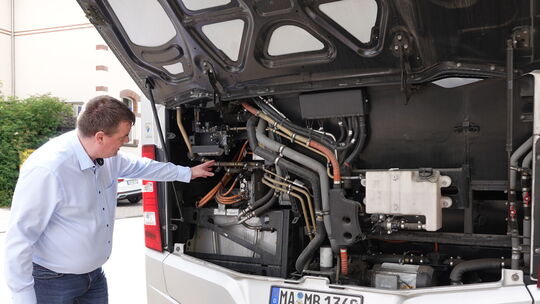 Oliver Jung gewährte einen Blick hinter die Motorklappe, zu sehen waren in erster Linie Batterien.