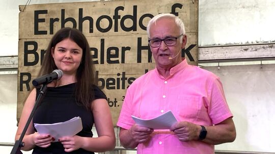 Ökonomierat und Moderator Hans-Jürgen Sehn präsentiert mit seiner Enkeltochter Fiona per Zwiegespräch einen informativen und hum