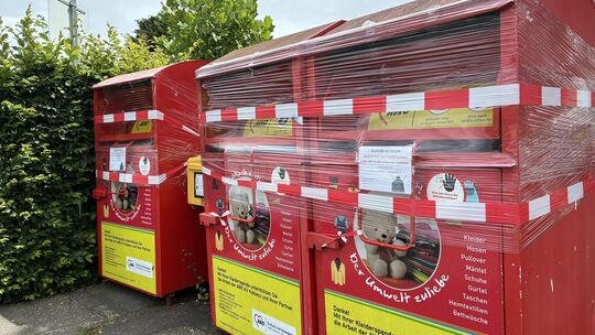 Schon seit Tagen sind die Kleidercontainer der AWO, die in Koblenz-Rübenach am Münsterweg (Ecke Aachener Straße) stehen, mit Fol