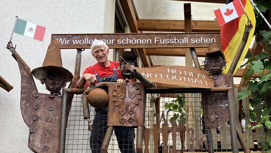 Seit 2006 fertigt Schmiedemeister Rudolf Franzen aus Ediger Stahlskulpturen zur Fußball-WM an. Hier präsentiert er seine neueste