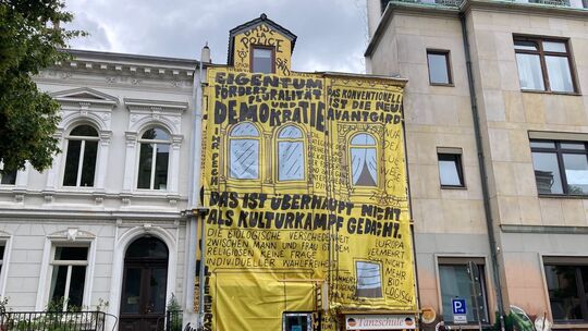 Golden Shop mit neuer Fassade Golden Shop mit neuer Fassade