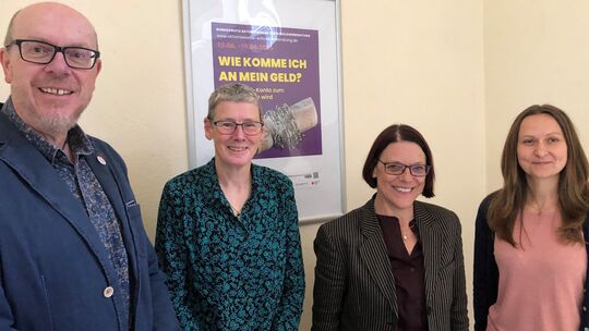 Fachaustausch anlässlich der Aktionswoche der Schuldnerberatungsstellen mit Dirk Köbrich (von links), Ilona Schlegel, Pfarrerin Fachaustausch anlässlich der Aktionswoche der Schuldnerberatungsstellen mit Dirk Köbrich (von links), Ilona Schlegel, Pfarrerin