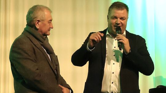 Marco Schütz (rechts, hier beim Kreisehrenamtsabend), Vorsitzender des Förderkreises des Fußballkreises Westerwald-Sieg, ist der