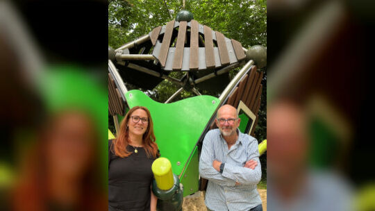 Koordinatorin der kinderfreundlichen Kommune, Sonja Jensen, und Spielraumplaner Harald Schwer kümmern sich um Neuwieds Spielplät