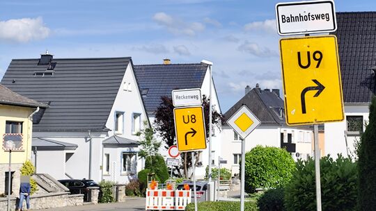 Trotz eingerichteter Umleitungen bahnen sich offenbar immer noch Menschen mit ihren Fahrzeugen einen direkten Weg durch die Baus