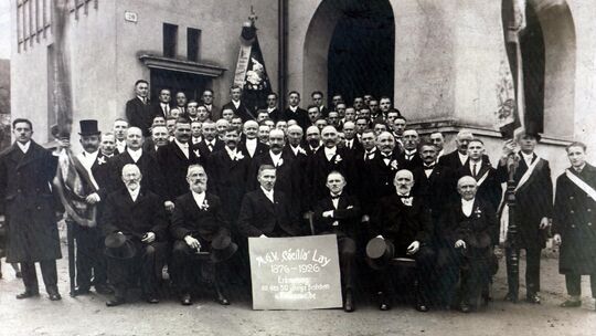 1926 präsentierten sich die aktiven Sänger des Layer Männerchores dem Fotografen. 1926 präsentierten sich die aktiven Sänger des Layer Männerchores dem Fotografen.