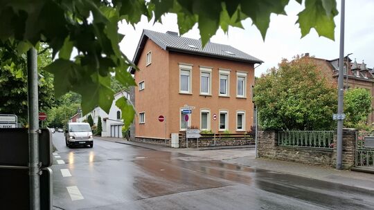 Die Ecke von der Nordallee in die Wilhelmstraße ist für große Lkw nicht zu bewältigen, sagt die Verwaltung. Auch deshalb müsse d
