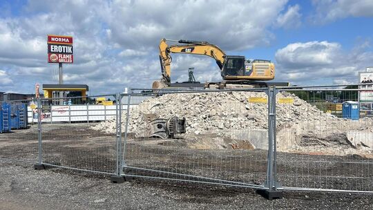 Das Hotel „A3" in Oberhonnefeld-Gierend ist Geschichte. Abrissbagger haben ganze Arbeit geleistet.